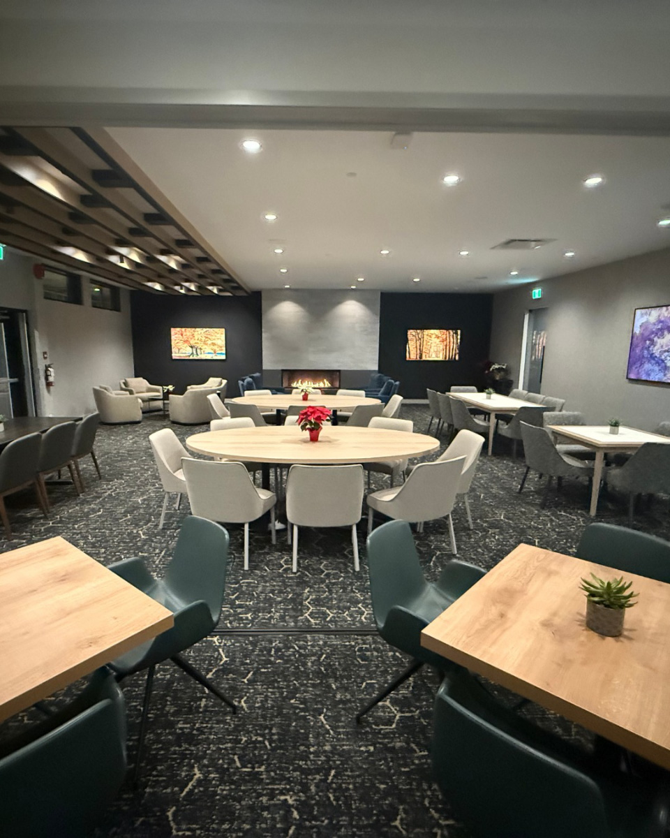 A-room-with-tables-chairs-and-a-fireplace-Member_Lounge-Pitt-Meadows-Golf-Club